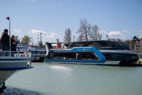 Baleset történt az új balatoni szuperkompon, összetört egy kisbusz eleje