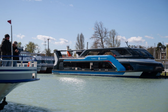 Baleset történt az új balatoni szuperkompon, összetört egy kisbusz eleje