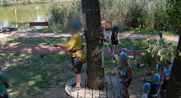 Eltiltja a sportági szövetség azt a karateedzőt, aki durván felrúgott egy kisfiút a szolnoki kalandparkban