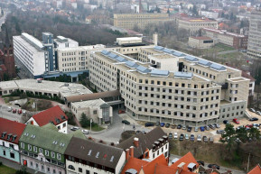 Állami kórházba invitálják a miniszterelnököt koszt-kvártélyra