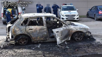 Eltiltották a vezetéstől, 180-nal menekült a rendőrök elől, de a kocsija nem bírta a tempót és kigyulladt