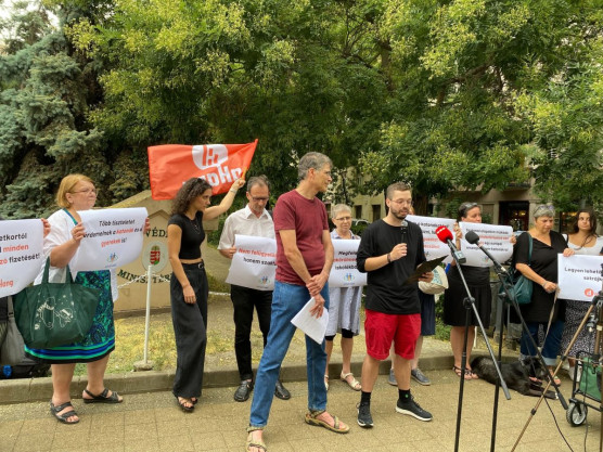 Húszezren tiltakoznak a katonák iskolába vezénylése ellen