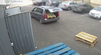 Menekülőre fogta, kicsúsztak a lopott raklapok a kocsijából (Videóval)