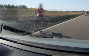 Forgalommal szemben tekert egy bringás az M5-ön (videóval)