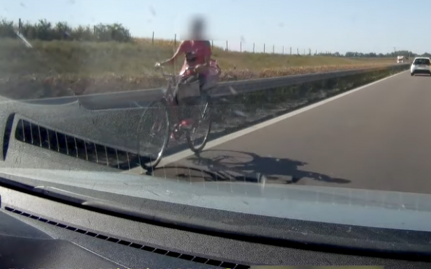 Forgalommal szemben tekert egy bringás az M5-ön (videóval)