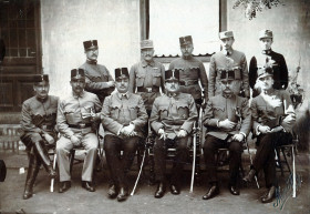 Senki nem akar pénzért játékezredes lenni Magyarországon