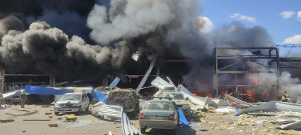 Orosz rakéta talált el egy szupermarketet Ukrajnában, legalább tíz ember meghalt