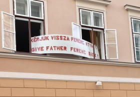 Több százan tüntettek, mert a püspök nem engedi misézni Győr legismertebb plébánosát