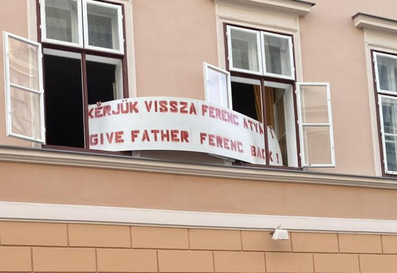 Több százan tüntettek, mert a püspök nem engedi misézni Győr legismertebb plébánosát