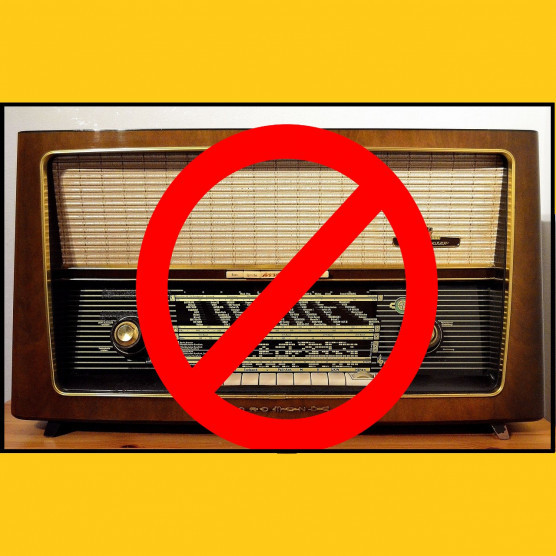 Amikor a rádió nem szól (, akkor is szól) – Selmeci János jegyzete