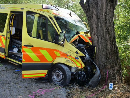 Autóval ütközött és fának csapódott egy mentőautó