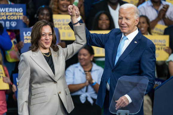 Biden: Trump meghajolt Putyin előtt