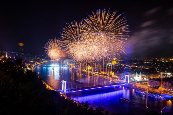 Hangulatjavítás Budapesten: 380 forint lesz a sör a Szent István napi parádén 