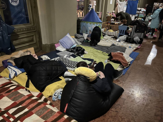 Egy nap után a katasztrófavédelem szállította el az utcára tett menekülteket Kocsról