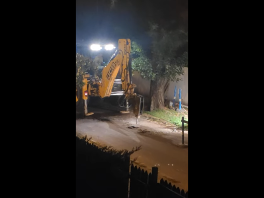 Hajnali egykor állt neki utat bontani a Vízművek Rákosszentmihályon (videóval)