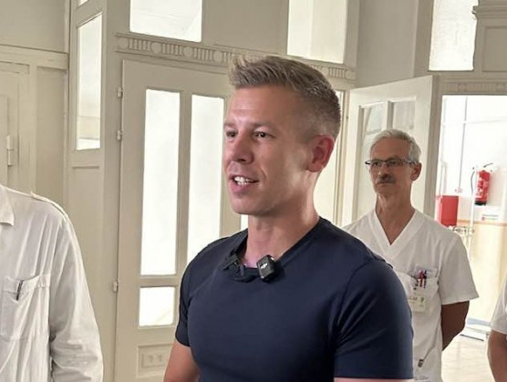 Közérdekű adatigényléssel fordul a Honvéd Kórházhoz és a Belügyminisztériumhoz Magyar Péter