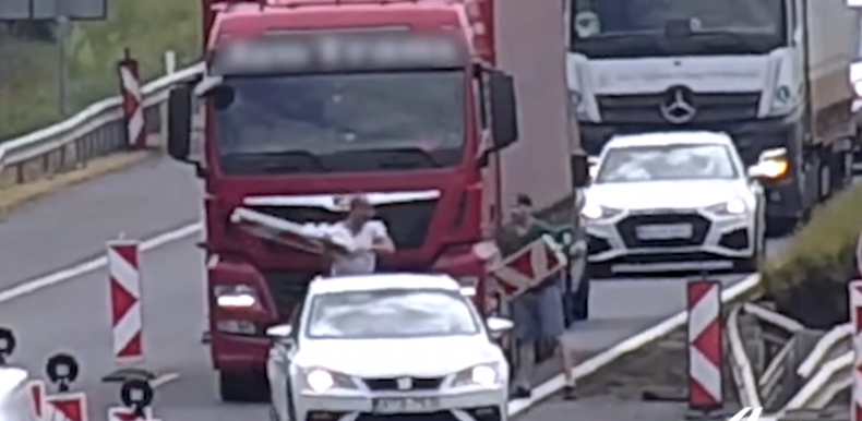 Terelőtáblával esett egymásnak két sofőr az M3-on (videóval)