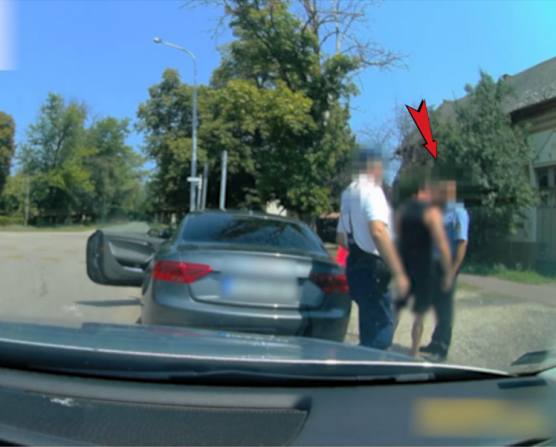 Lefejelte a rendőrt a sportos utas