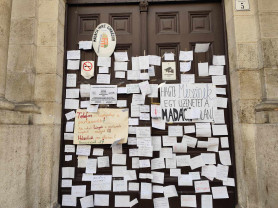 Diákok és szülők tüntetnek a Madách Imre Gimnázium felmentett igazgatójáért