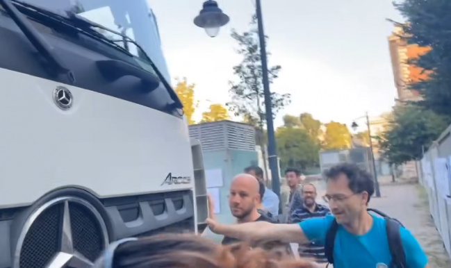 Nyergesvontató hajtott a demonstráló momentumosok közé a Magyar Rádiónál