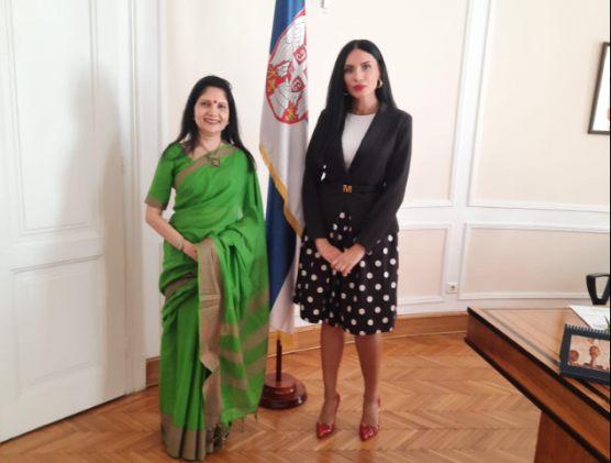 Hátba rúgták a szerb nagykövetet