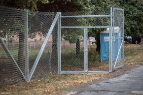 Rendőri őrizettel tartják távol az érdeklődőket Vitnyéden
