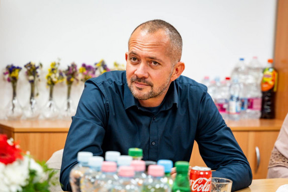 A babóti polgármester azt kéri mindenkitől: gyújtsanak mécsest a fideszes Gyopáros Alpár plakátjai alatt