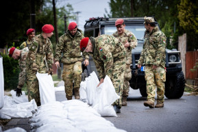 Honvédelmi miniszter: Annyi katona megy a gátakra, amennyi kell 