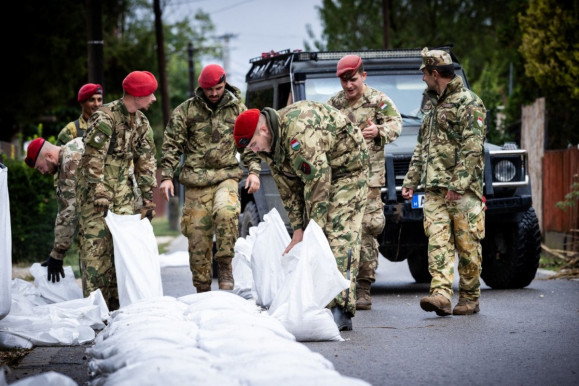 Honvédelmi miniszter: Annyi katona megy a gátakra, amennyi kell 