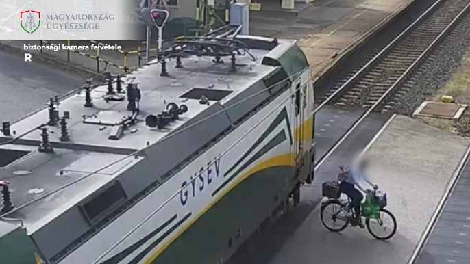 Videó: csak pár centin múlt, hogy nem ütötte el a piroson áthajtó biciklis nőt a vonat