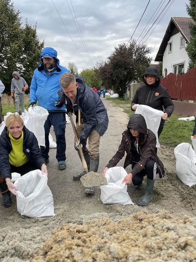 Magyar Péter Leányfaluból: A több tízezer önkéntes nélkül sehol nem állna a védekezés 