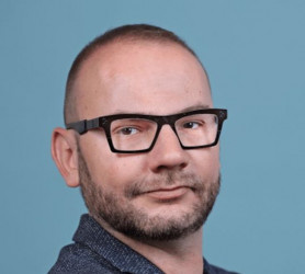 Kadarkai Hofi Géza és a Megasztár boncolgatásával kezdi új műsorát