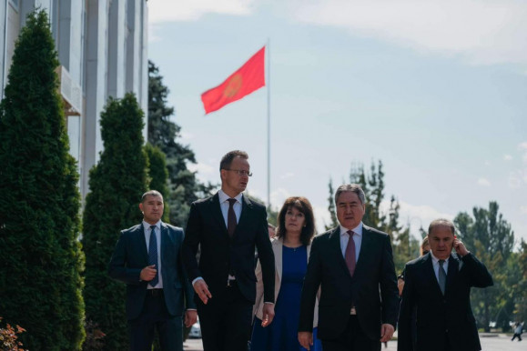 Szijjártó: Brüsszel a veszélyt, Kirgizisztán pedig a biztonság forrását jelenti