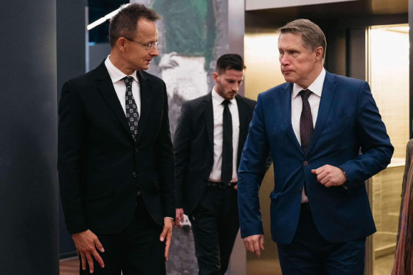 Az árhullám miat Szijjártó a Puskásban találkozott az orosz egészségügyi miniszterrel