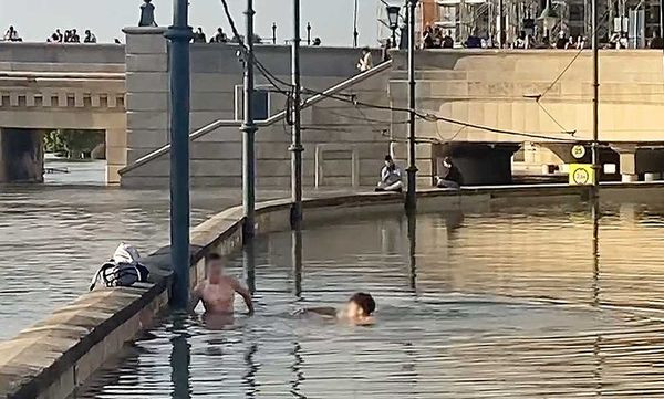 Fürdőzök és SUP-osok próbálgatják az áradó Dunát