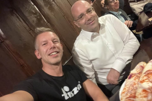 Magyar Péter és Mráz Ágoston közös fotón