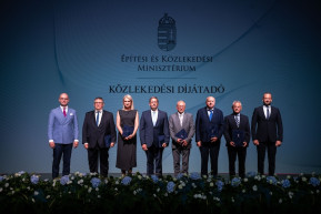 Kitüntetések a káosz közepén: Ünnepség a közlekedési minisztériumban