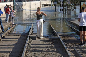 Piknikhangulatot hozott a Duna tetőzése Budapesten