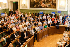 Tüntetők lepték el a győri városházát