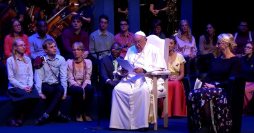 Döbbenet és elhatárolódás a pápa nőkről szóló mondatai után