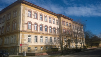 Ráomlott egy autóra a mezőtúri Teleki Blanka Gimnázium homlokzatának vakolata, a felújítást Lázár kaszálta el