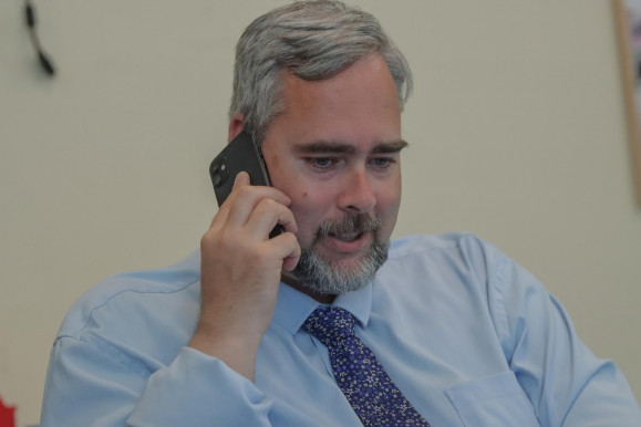 Kézzel írja Facebook-üzeneteit az előzetesben ülő Kiss László