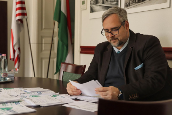 Testületi ülést tartottak, üzent a börtönből a III. kerületi polgármester