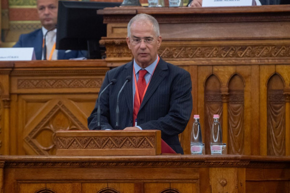 Kósa Lajos nem indul egyéniben a jövő évi választáson