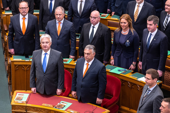 Kiderült, mennyit költ az Országgyűlés a munkatársaira