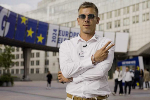 A fiatalok térdre kényszerítenék a zöld bárókat - Strasbourgban szólt be a kormánynak Magyar Péter