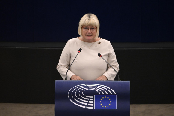 Haldoklik a francia demokrácia Gál Kinga szerint 