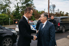 Szijjártó kezet fogott Mészáros Lőrinccel: mérföldkőhöz ért a Budapest-Belgrád-vasútvonal