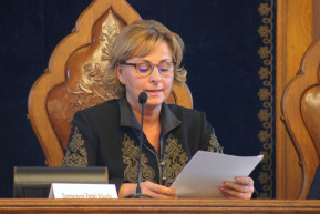 Inkább a melegekről beszélt a fideszes polgármester, amikor az eltűnt pénzekről kérdezték