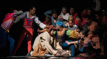 Hirtelen kiáltással menti ki a kollégát